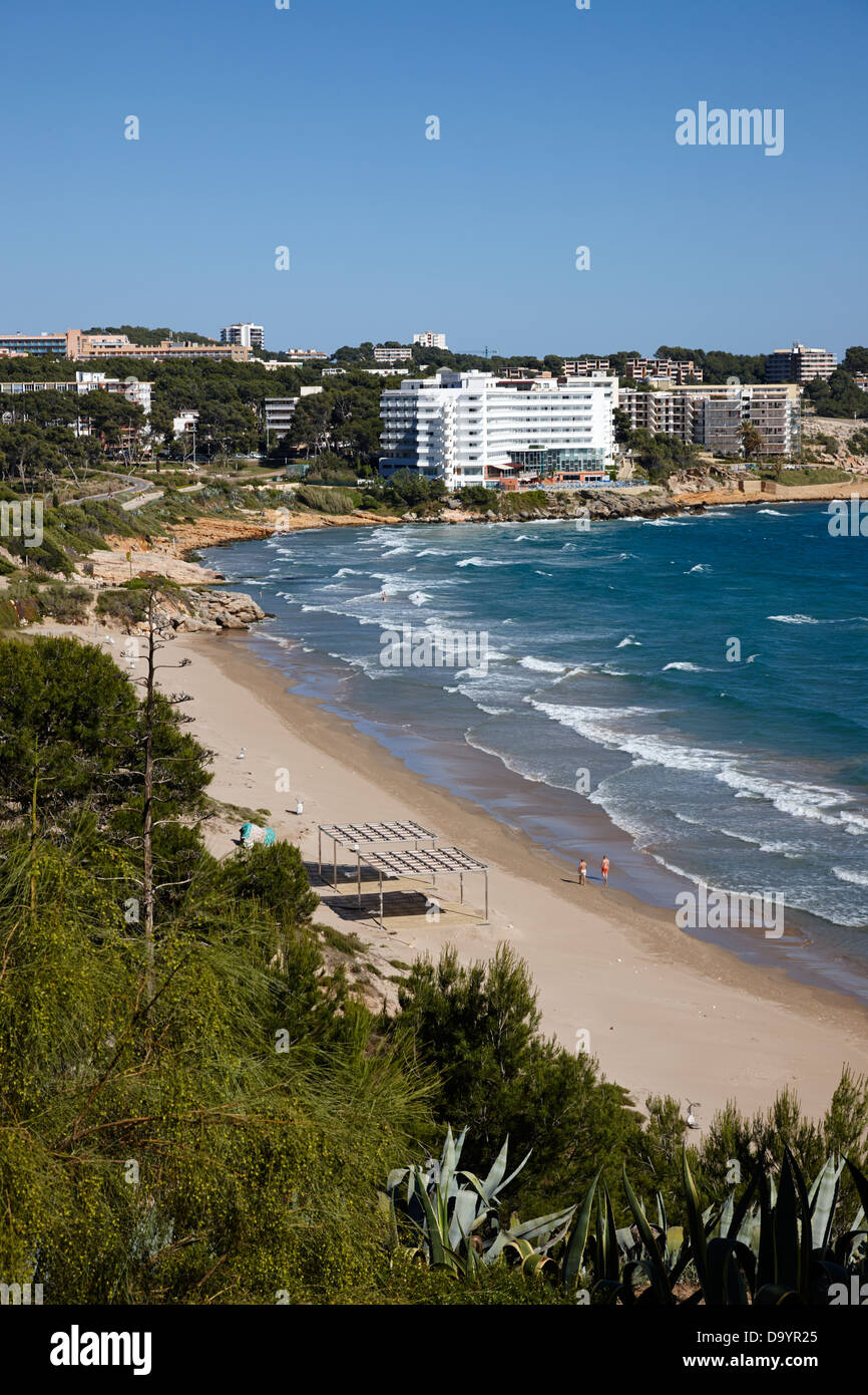 Playa Llarga y cap de salou propiedades frente al mar en la costa dorada cataluña españa Foto de stock