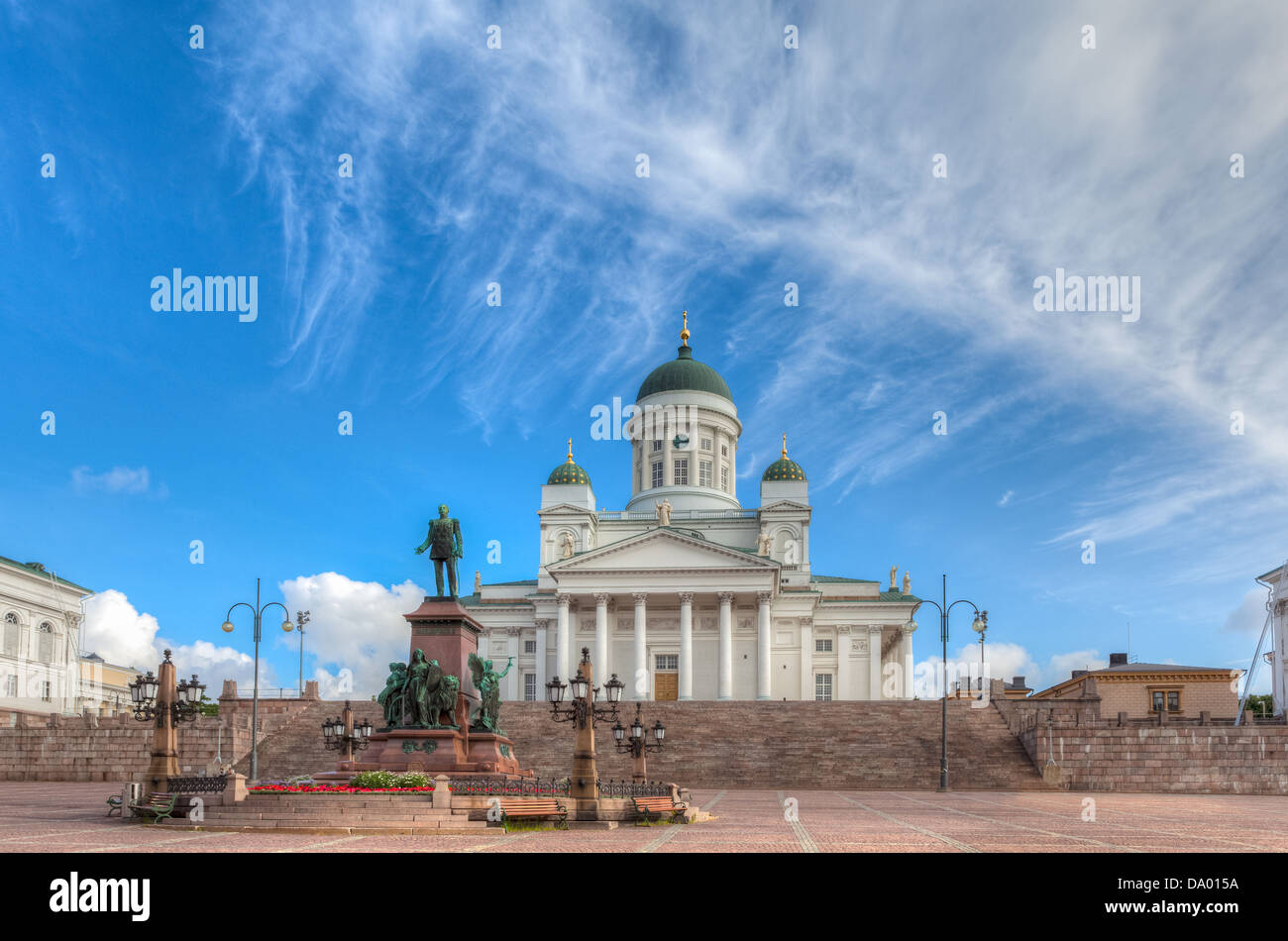 La Plaza del Senado de Helsinki y la iglesia de San Nicolás Foto de stock