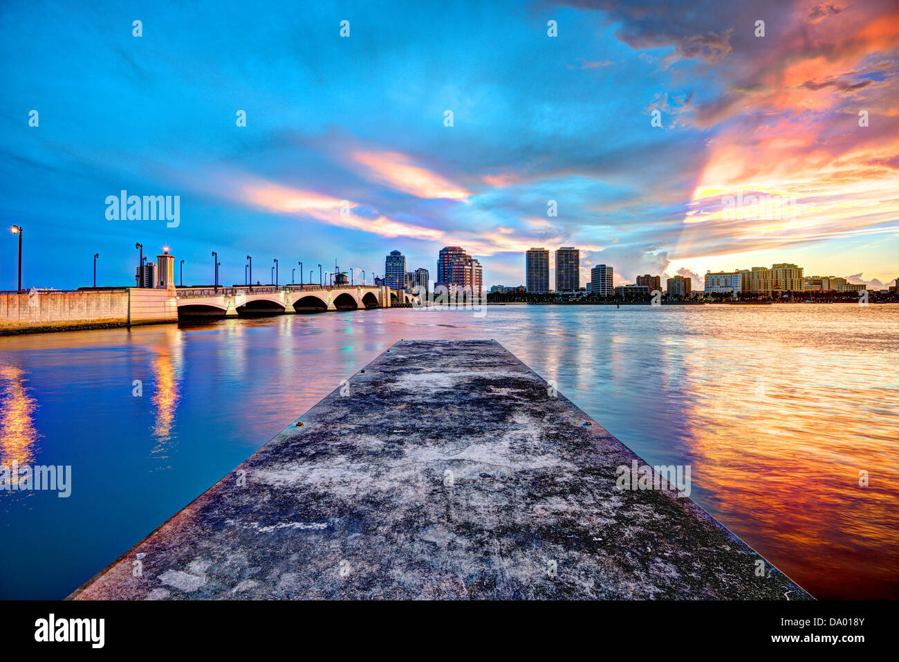 El centro de West Palm Beach, Florida, la línea del horizonte. Foto de stock