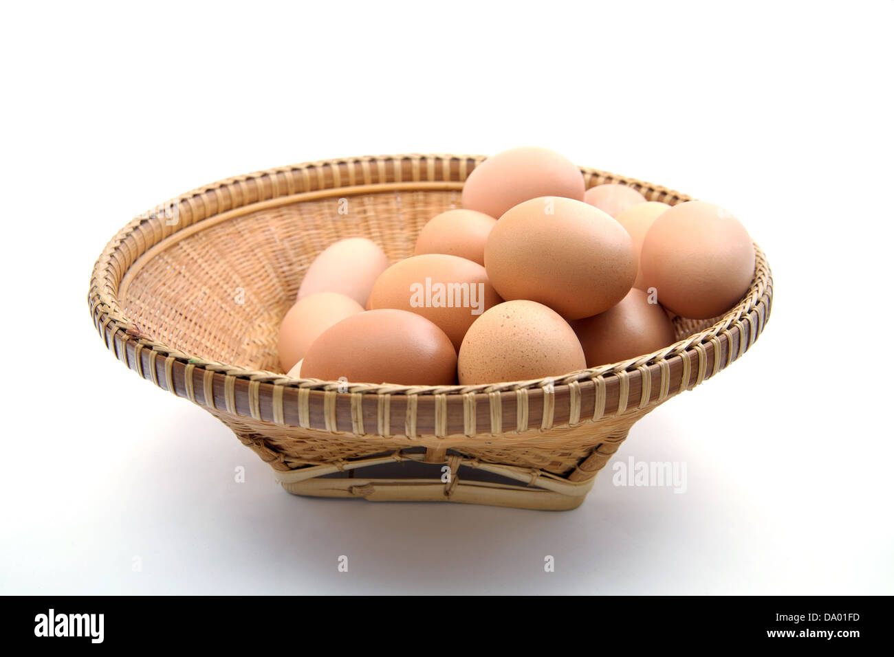 Huevos de gallina en la cesta Foto de stock