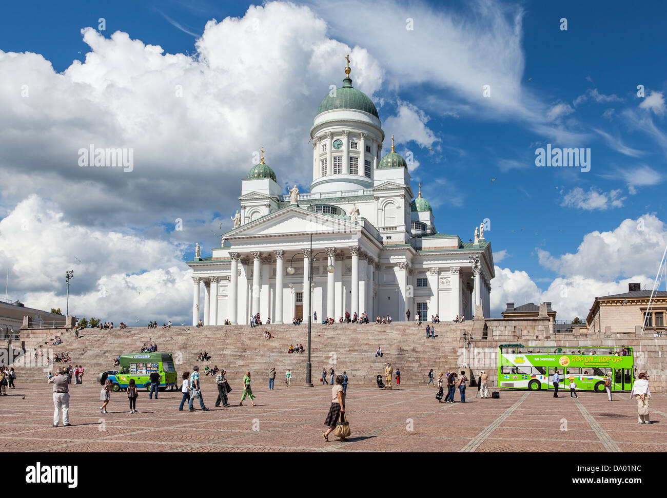 La Plaza del Senado de Helsinki y la iglesia de San Nicolás Foto de stock