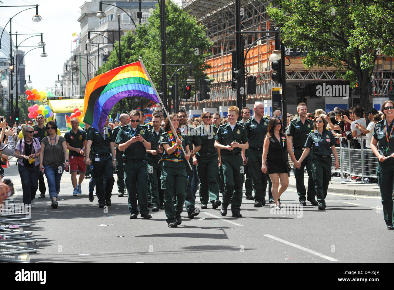 Oxford Street, Londres, Reino Unido. El 29 de junio de 2013. Miembros de los servicios de bomberos tome parte en la Marcha del orgullo gay de Londres. Crédito: Matthew Chattle/Alamy Live News Foto de stock