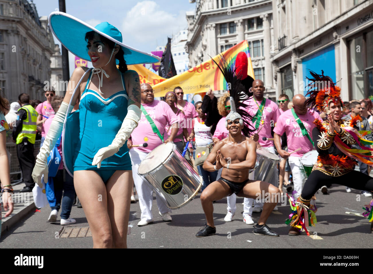 Londres, Reino Unido. El 29 de junio de 2013. Orgullo Gay de Londres - Banda de Tambores brasileños y de los artistas intérpretes o ejecutantes en marzo de crédito: Miguel Sobreira/Alamy Live News Foto de stock