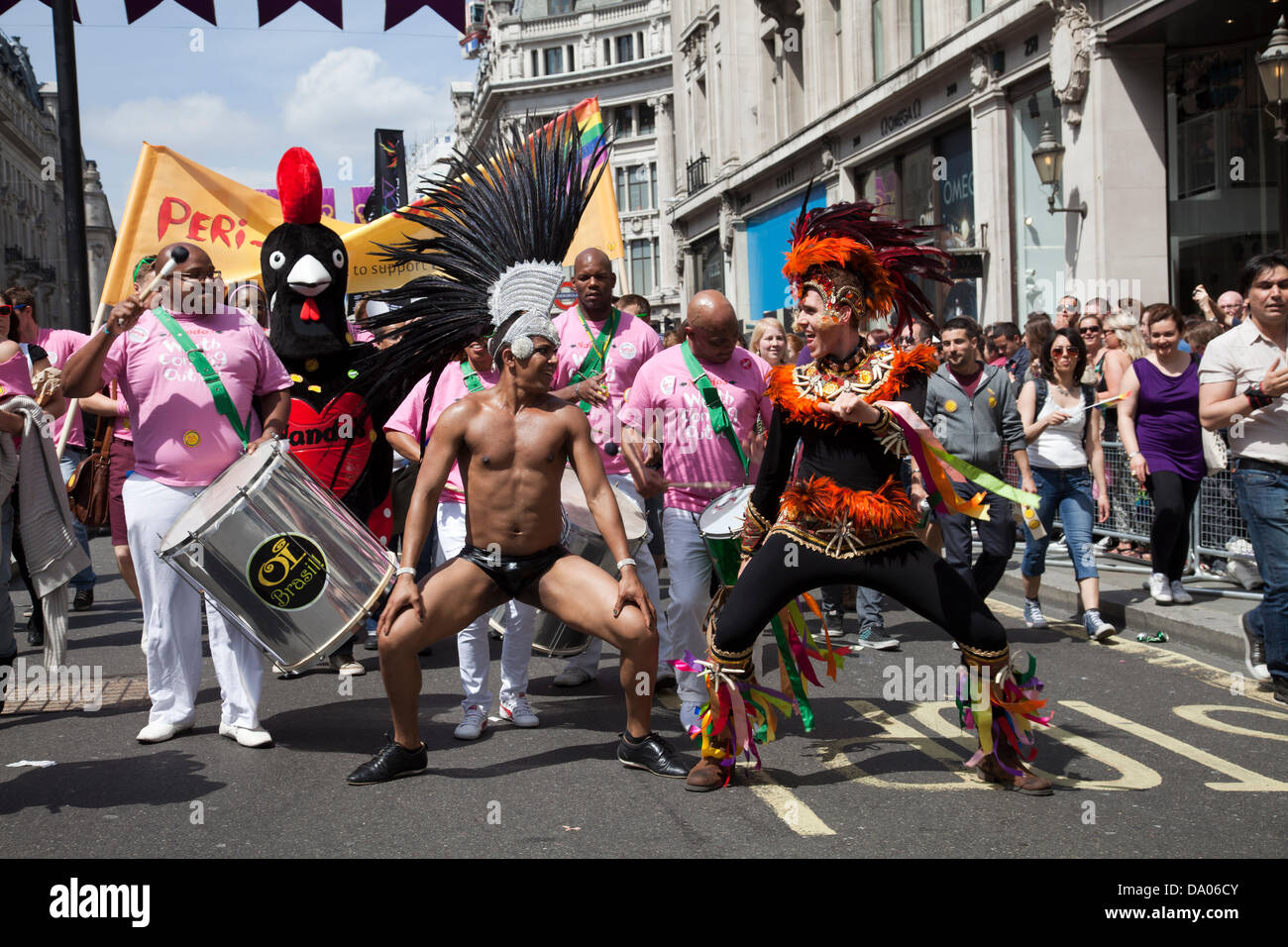 Londres, Reino Unido. El 29 de junio de 2013. Orgullo Gay de Londres - Banda de Tambores brasileños y de los artistas intérpretes o ejecutantes en marzo de crédito: Miguel Sobreira/Alamy Live News Foto de stock