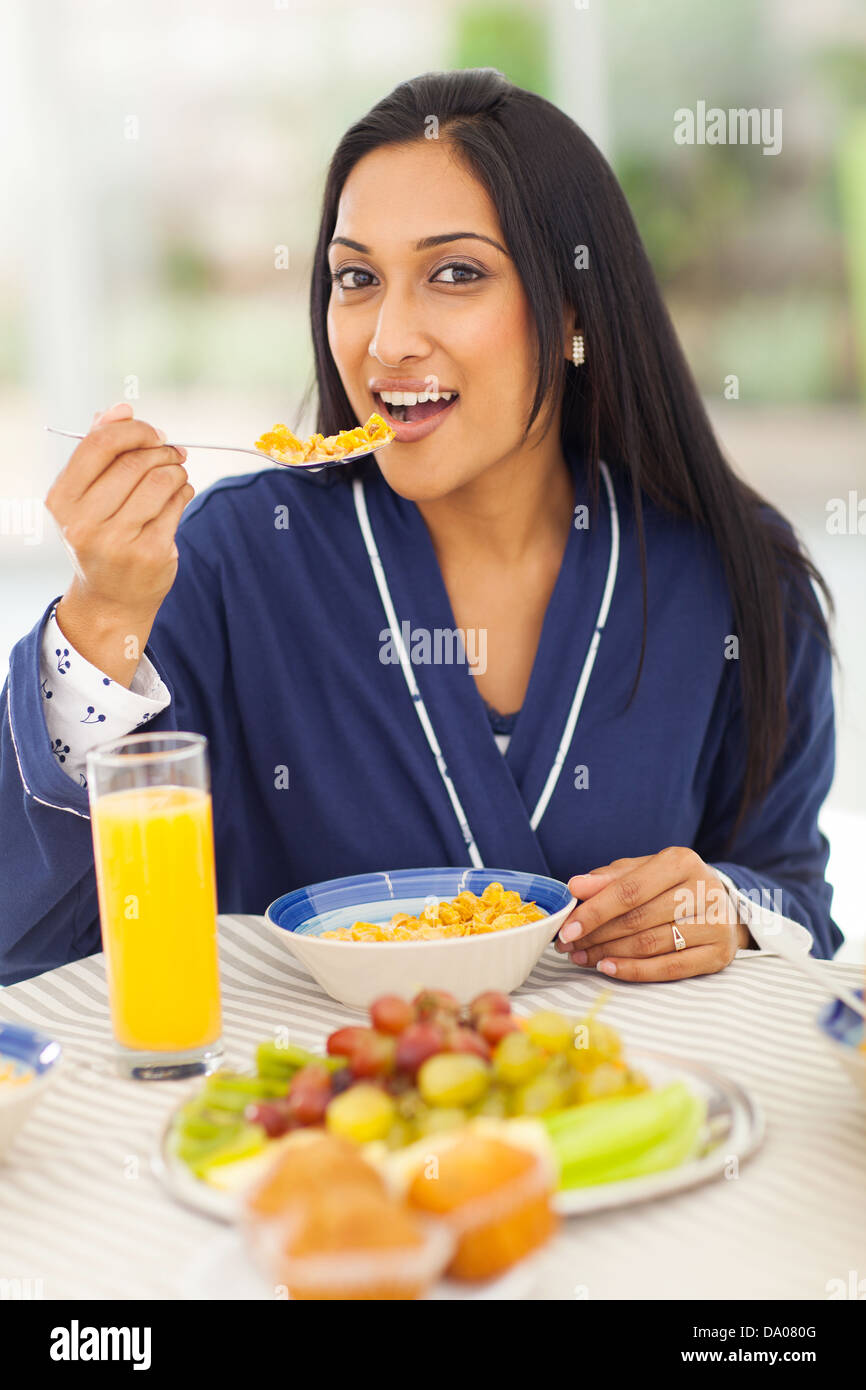 Hermosa mujer india desayunar en casa Foto de stock