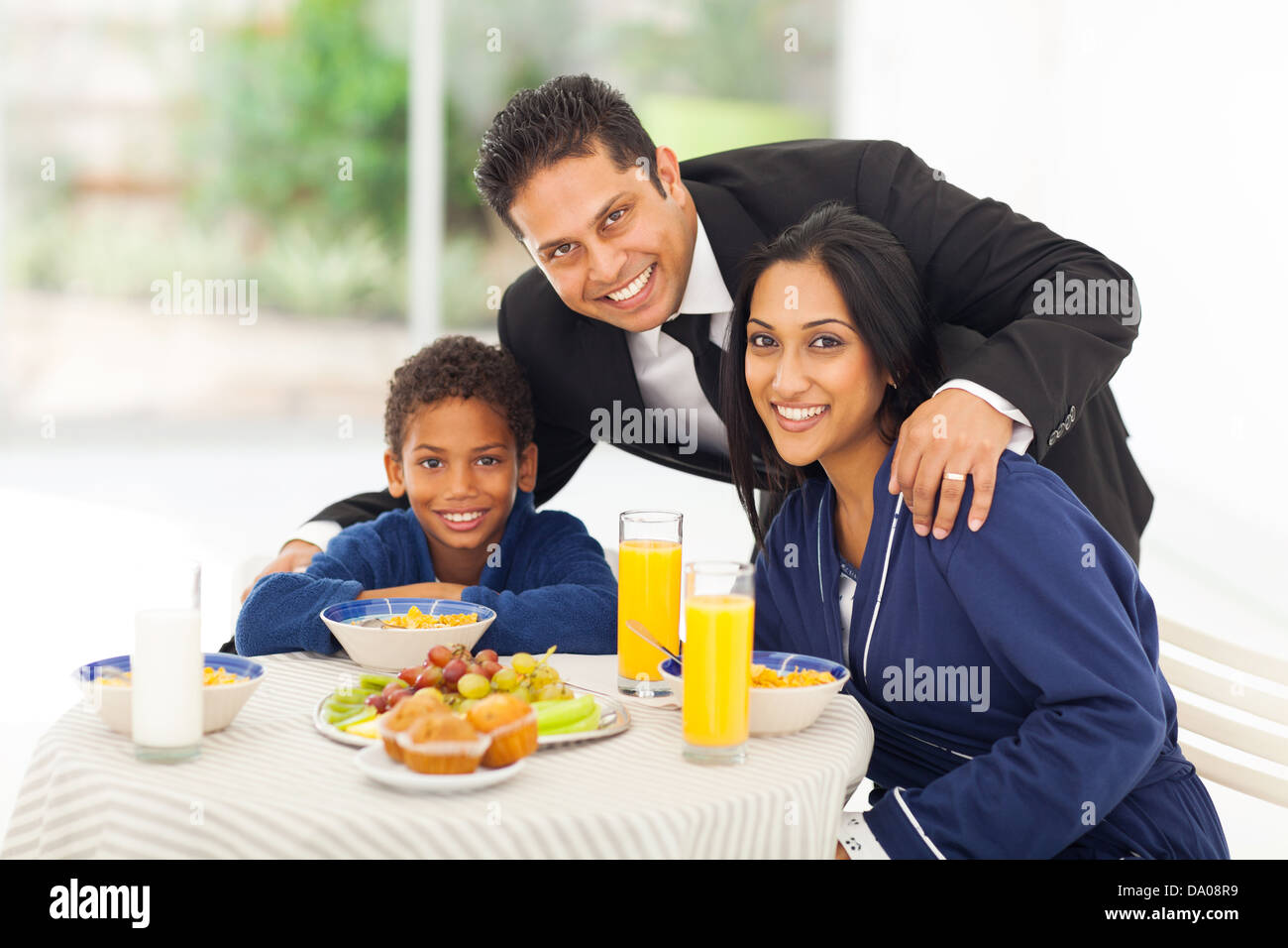 Retrato del hombre indio feliz y familiares antes de salir para el trabajo Foto de stock