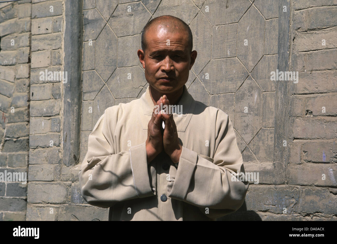 Orando plantean de un monje Daoísta en Gao Miao si templo budista que sirve Daoists Zhongwei y confucianos iguales en una ciudad a nivel de prefectura de la provincia de Ningxia China Foto de stock