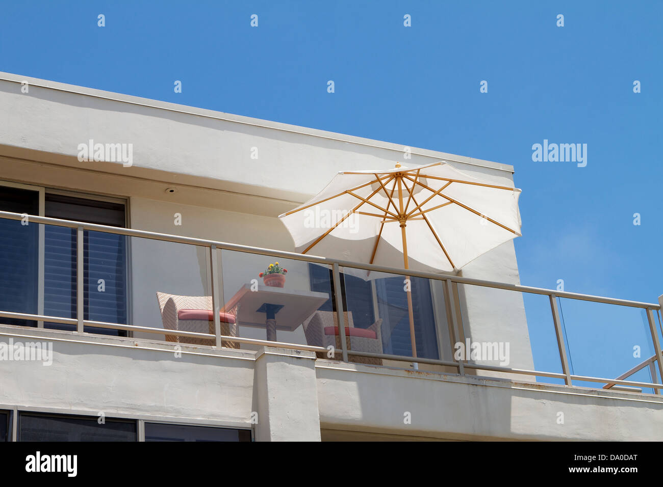 Habitación Balcón con sombrilla en el Luxury Inn en Laguna Beach Hotel Foto de stock