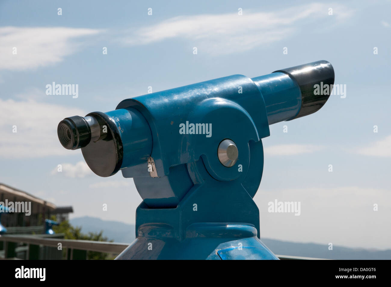 Telescopio azul para ver el paisaje Foto de stock