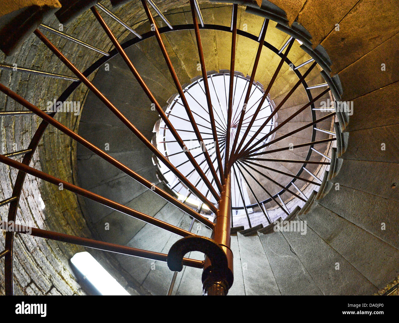 Una escalera de caracol en la antigua torre de ir arriba Foto de stock