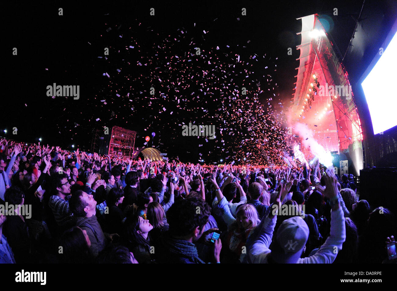 BARCELONA - 23 de mayo: personas viendo un concierto, mientras que lanza confeti desde el escenario en el Heineken Festival Primavera Sound 2013. Foto de stock