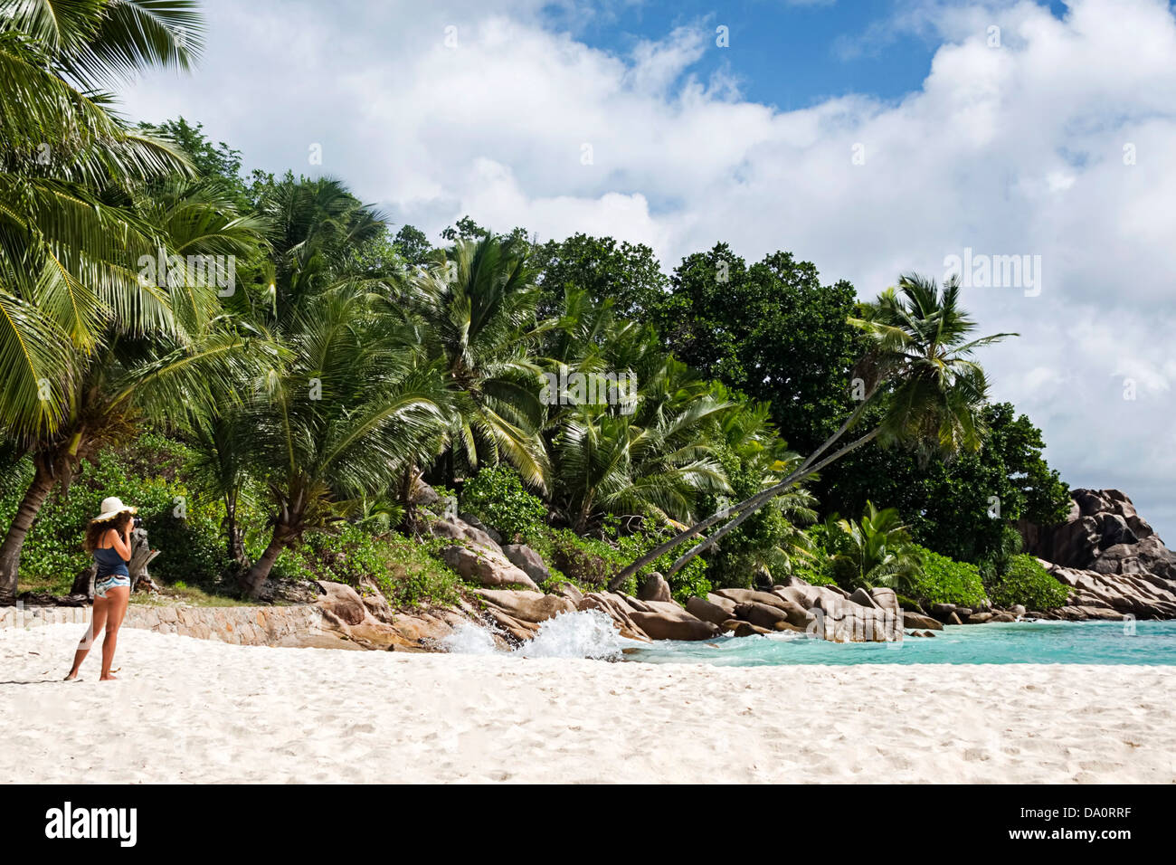 Rocas de granito en la orilla en Anse graves ,La Digue, Seychelles, el Océano Índico, África Foto de stock