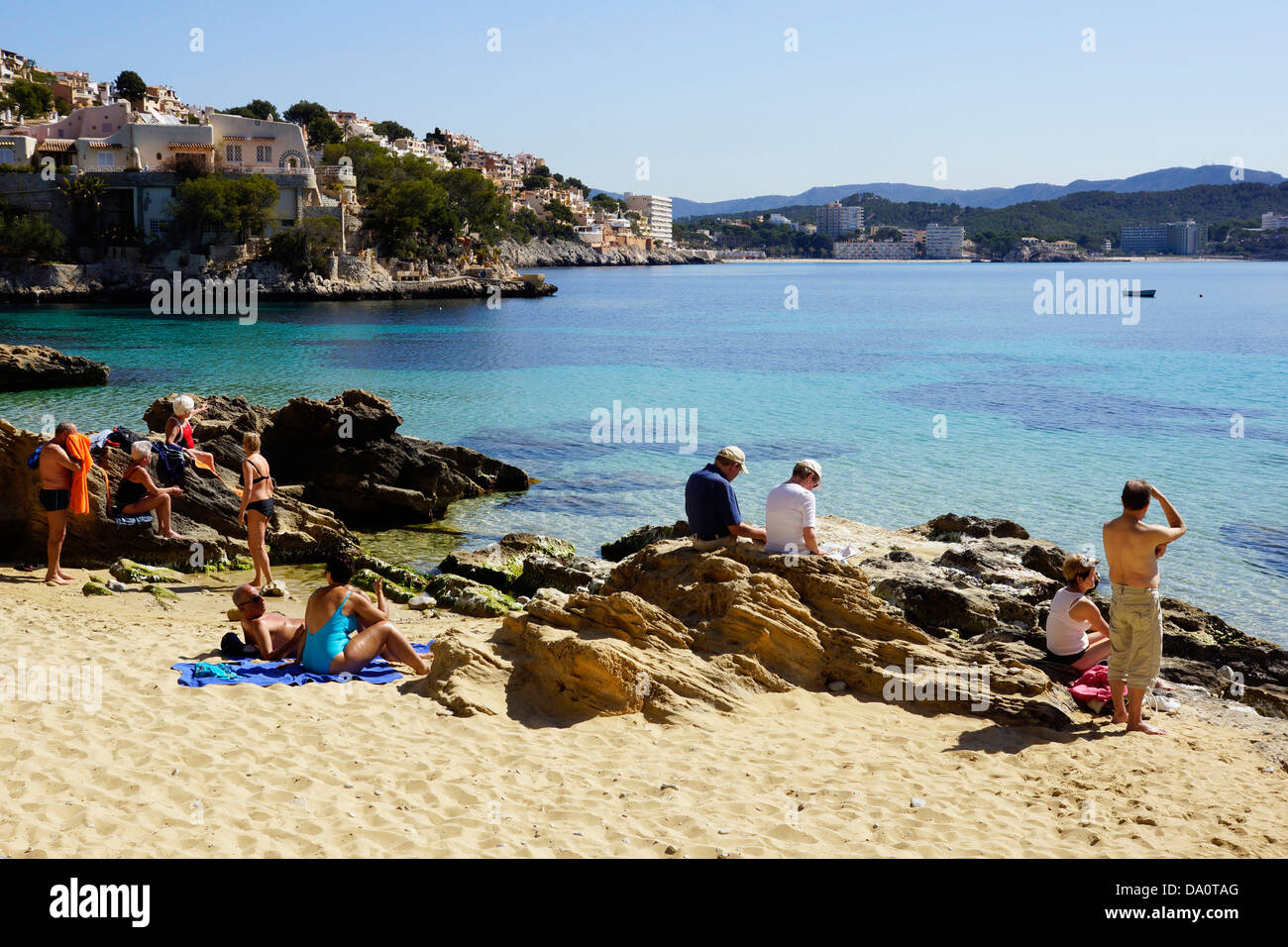 A la playa en la bahía de Santa Ponca, cala fornells, Paguera, Calviá, Mallorca, España Foto de stock
