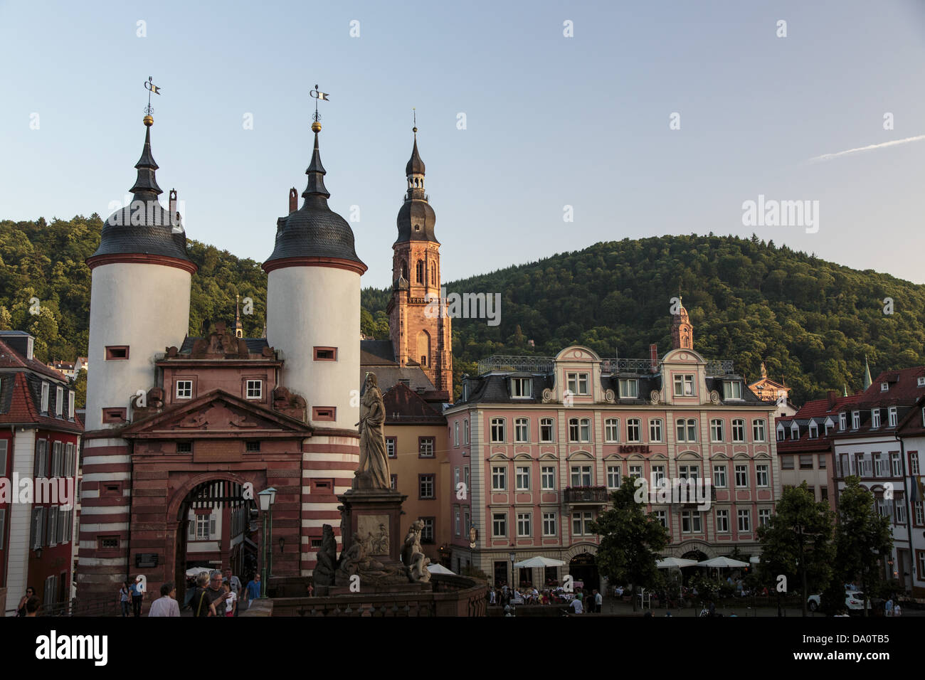 Puente Viejo de Heidelberg y puerta de entrada a la ciudad en una noche de verano Foto de stock