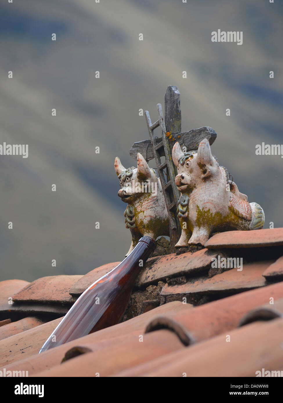 Tradicionales toritos de Pucará en un tejado cerca de Cusco, Peru. Foto de stock