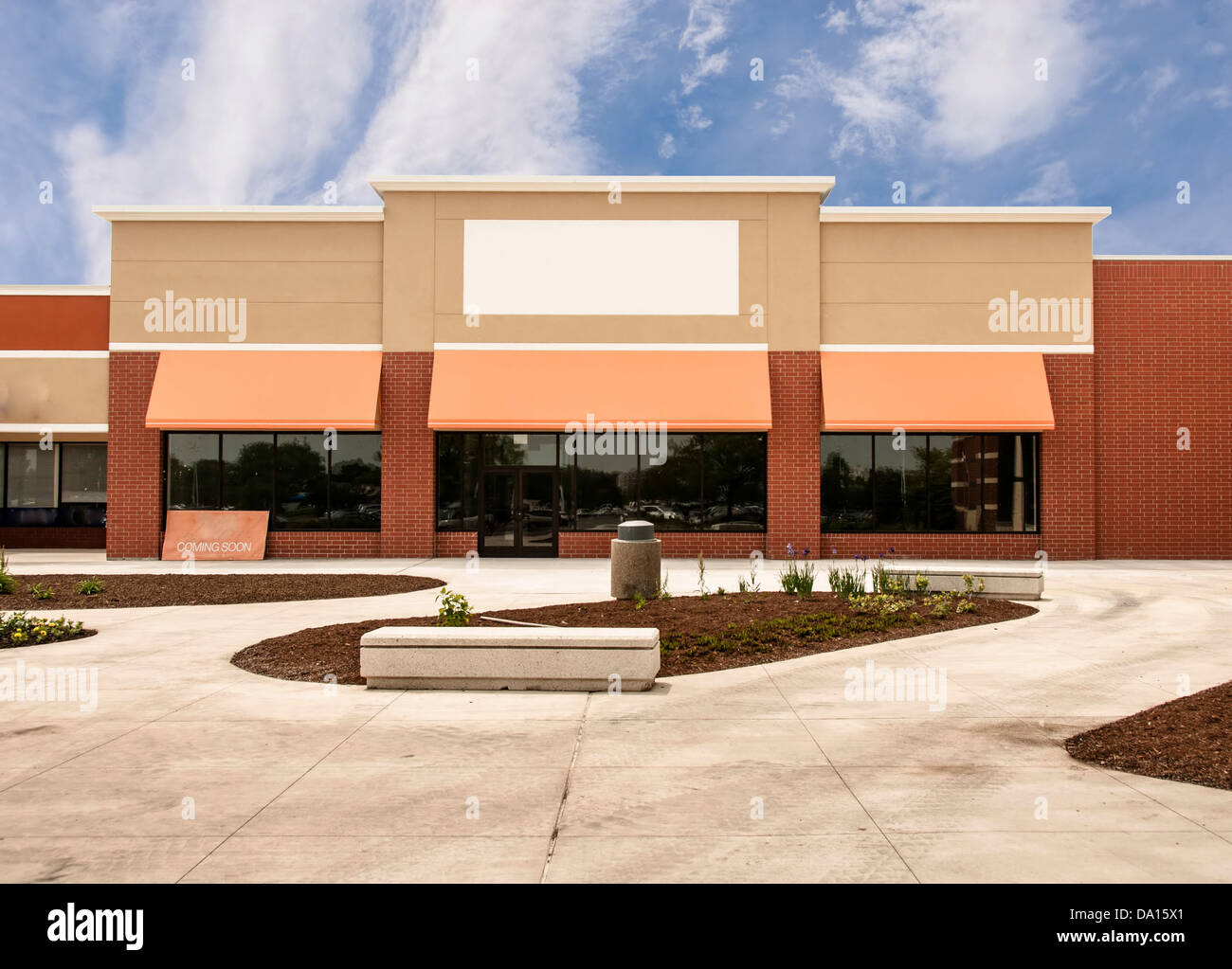 Storefront listo para un nuevo inquilino en un uso mixto retail strip mall Foto de stock