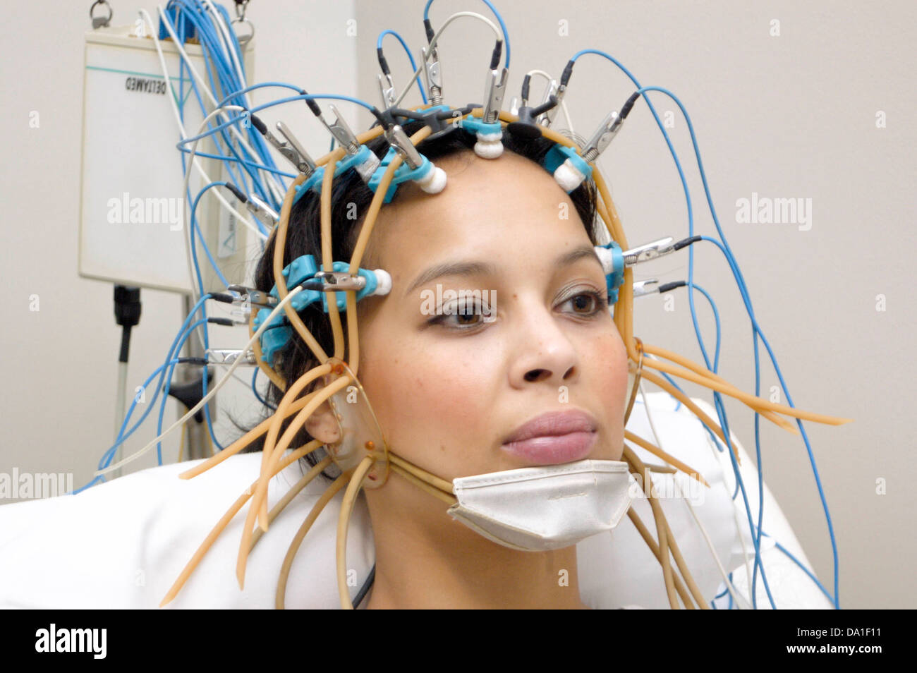 Eeg examination fotografías e imágenes de alta resolución Alamy