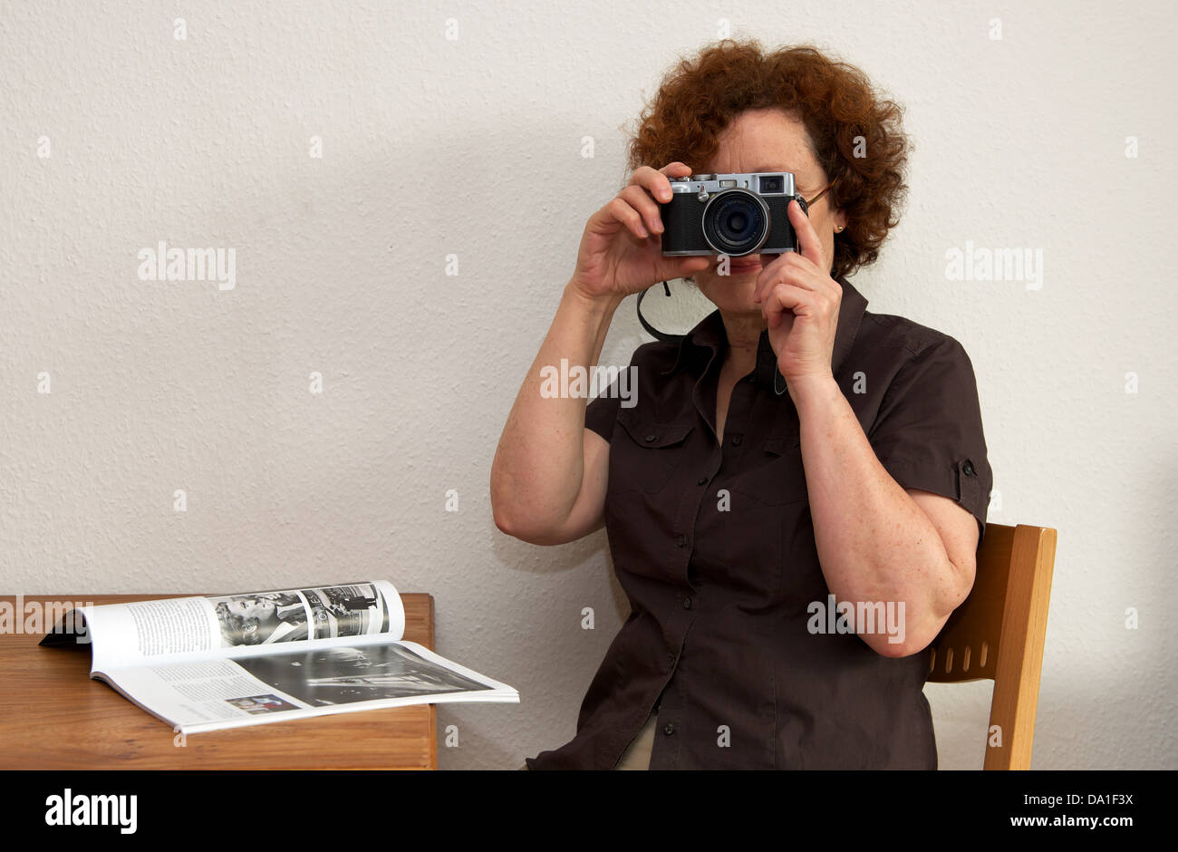 Fotógrafo freelance con una cámara digital Fuji X100 Fotografía de stock -  Alamy