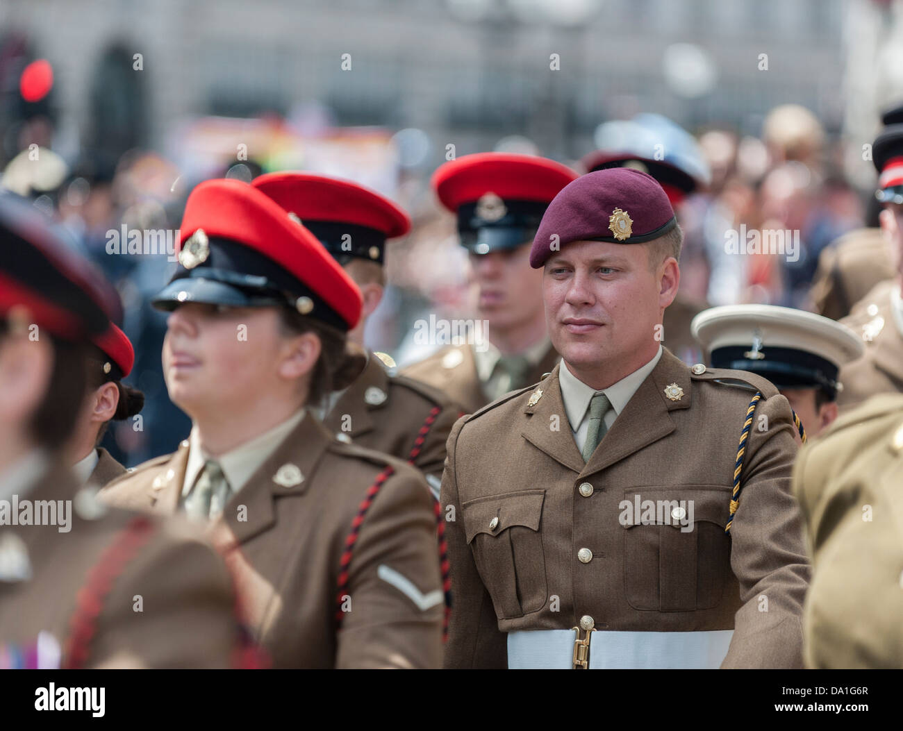 Un contingente del ejército participantes en la marcha del orgullo gay de Londres. Foto de stock