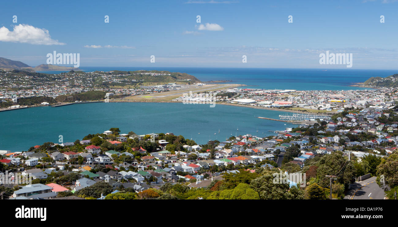 Vista desde el Monte Victoria hacia el aeropuerto de Wellington en Wellington, Nueva Zelanda Foto de stock