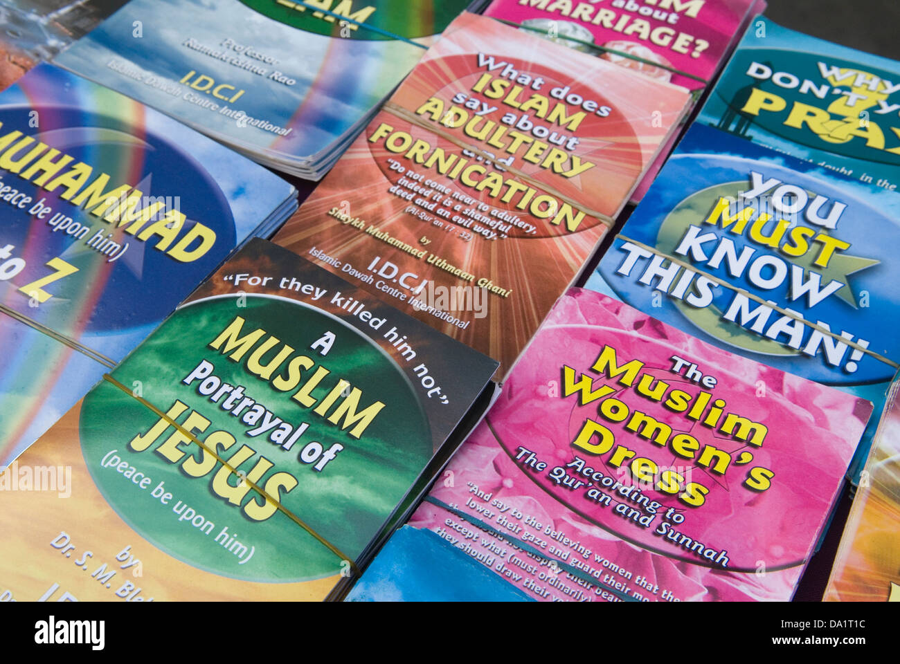 Libros musulmanes islámicos comprender el Islam y su relación con el cristianismo y Jesús. Londres, Gran Bretaña. Foto de stock