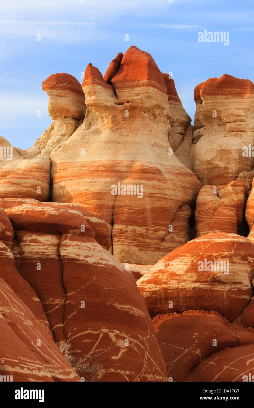 Los cantos rodados de roca roja en el área de Blue Canyon Moenkopi lavar al sur de Tonalea, Arizona, EE.UU. Foto de stock