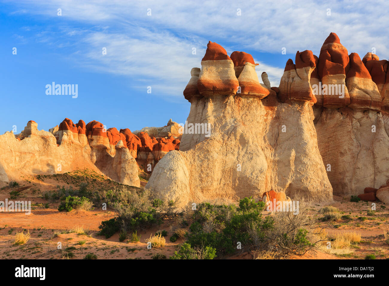 Los cantos rodados de roca roja en el área de Blue Canyon Moenkopi lavar al sur de Tonalea, Arizona, EE.UU. Foto de stock
