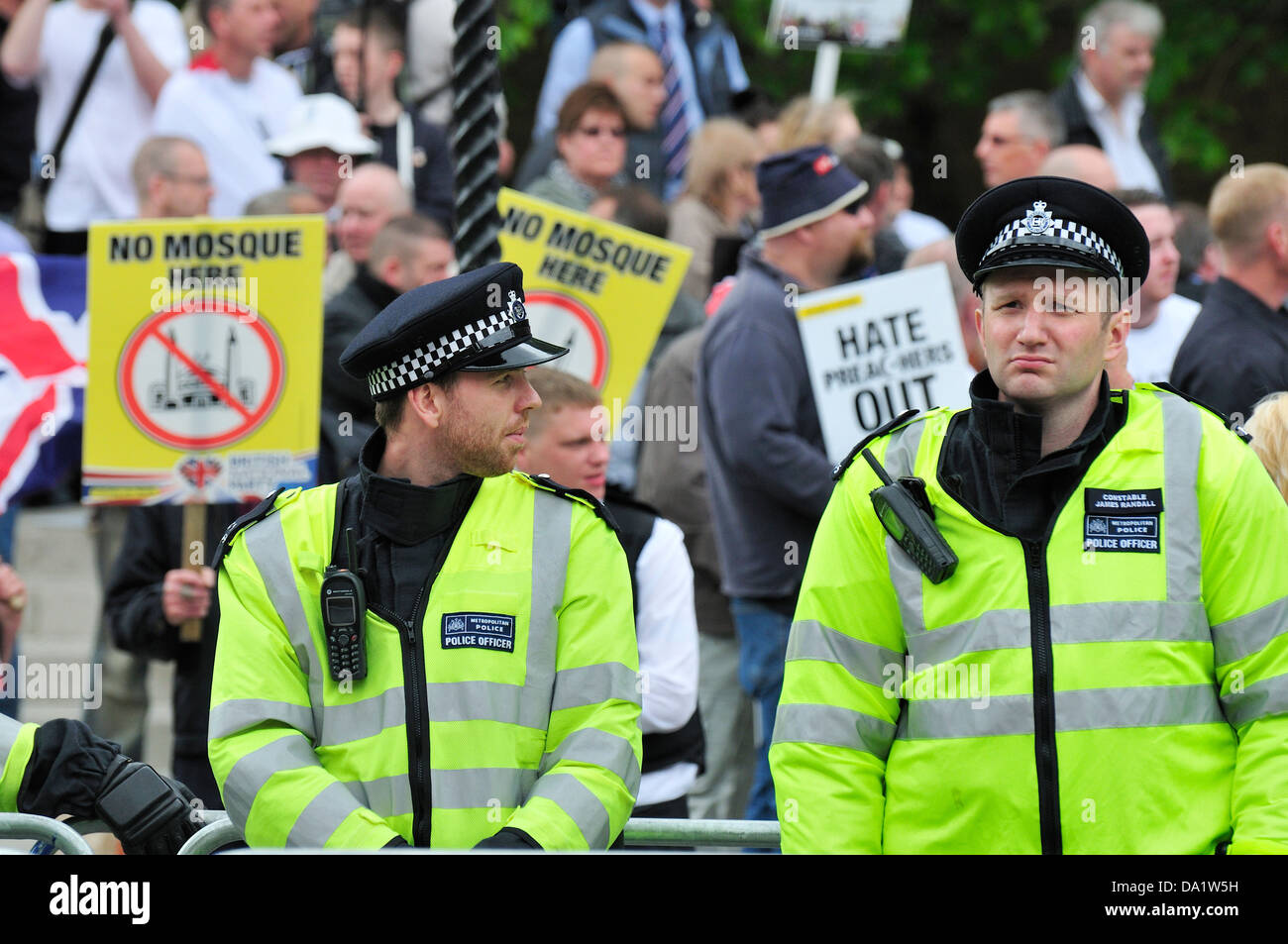 La policía metropolitana en Inglés Liga de Defensa de marzo y contrarrestar la demostración en el centro de Londres, 2013 Foto de stock