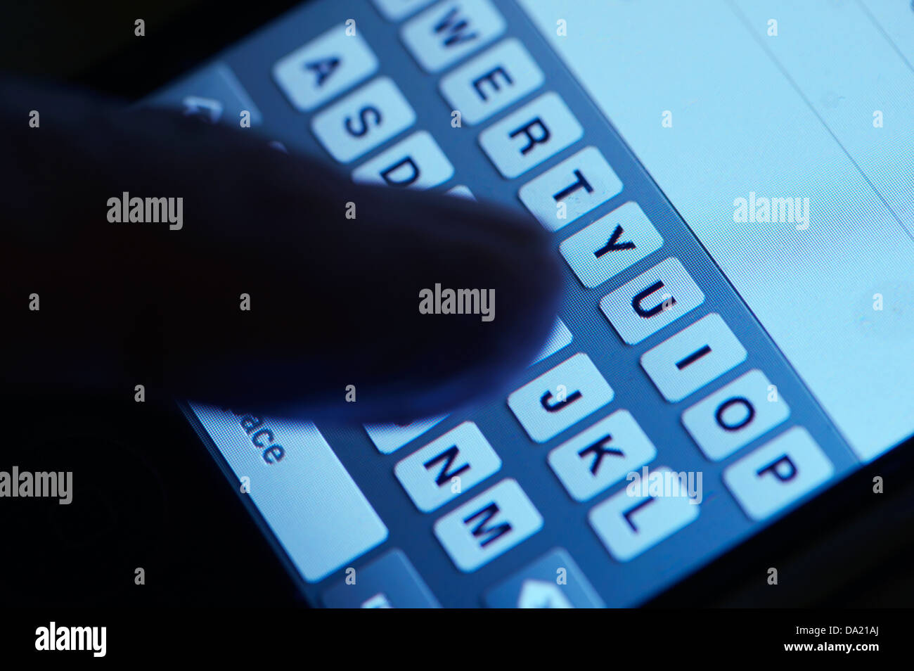 Closeup el dedo en el teclado del teléfono inteligente concepto Foto de stock