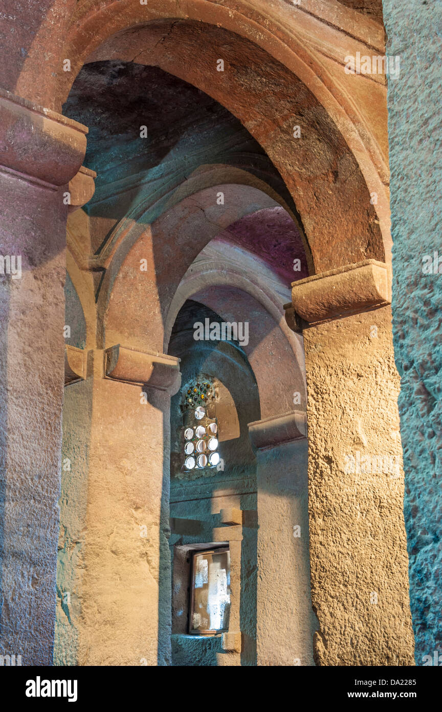 Corte de roca monolítica Iglesia de Bete Medhane Alem, Interior, Lalibela, Etiopía Foto de stock