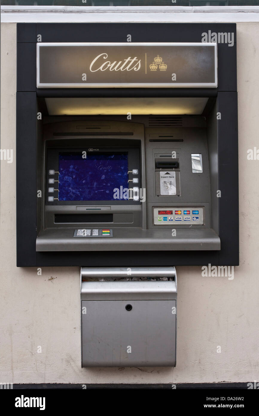 Coutts Bank cajero automático en Eton, Berkshire, Inglaterra, Reino Unido. Foto de stock