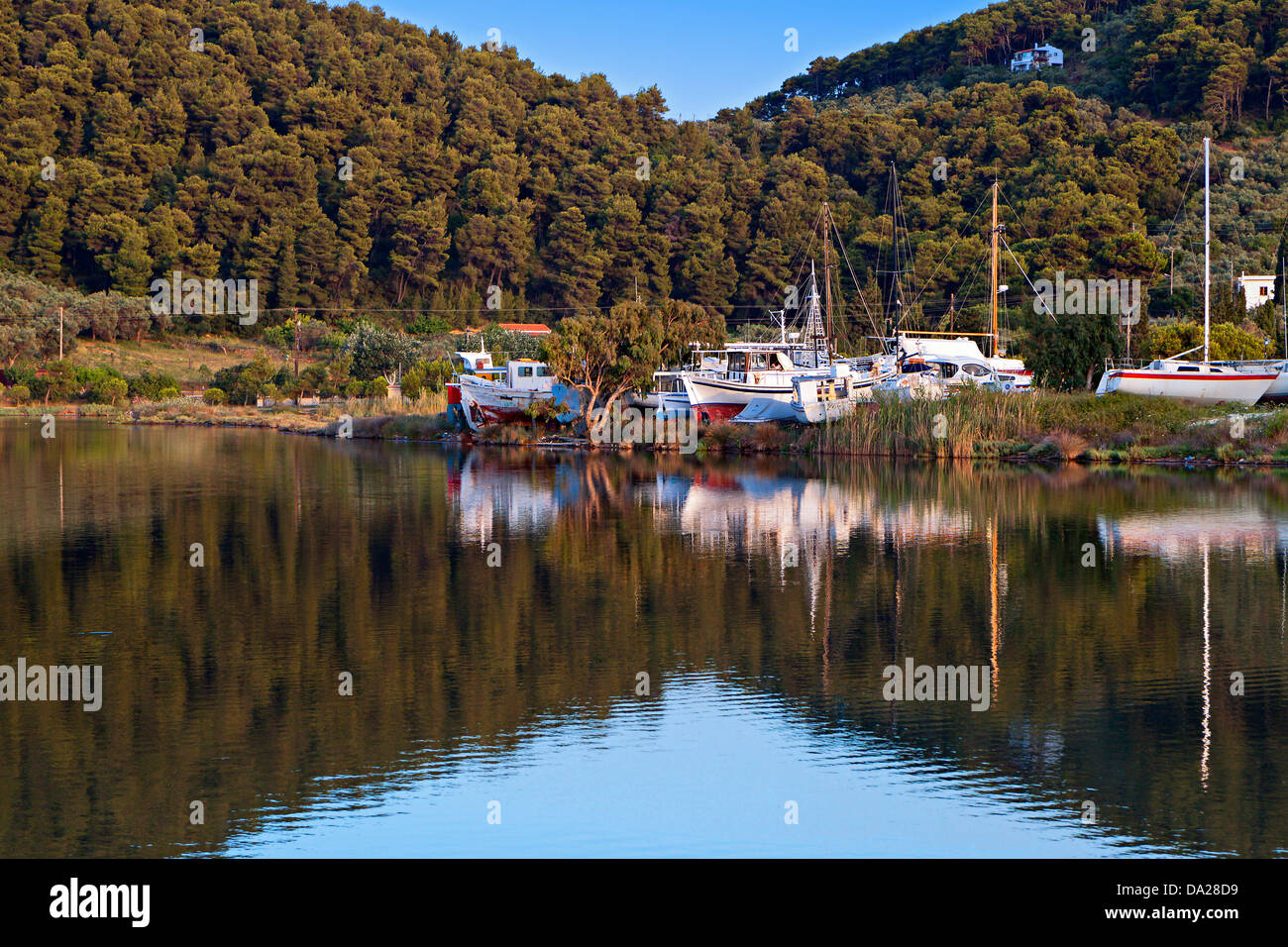 Lago de Saint George en la isla de Skiathos en Grecia con vistas al antiguo astillero. Foto de stock