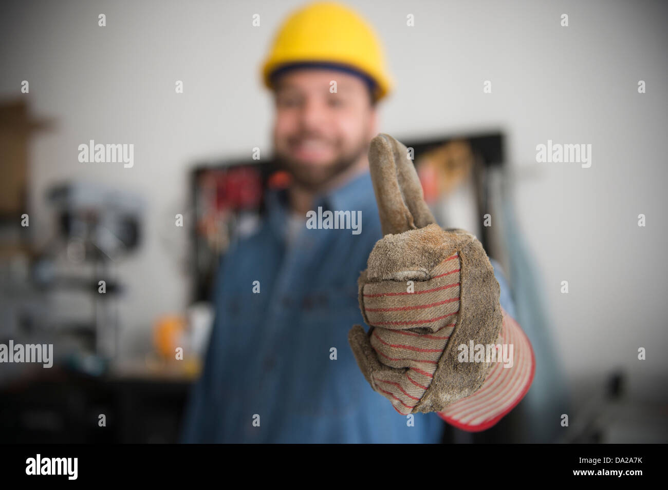 Trabajador de la construcción con pulgar arriba Fotografía de stock Alamy