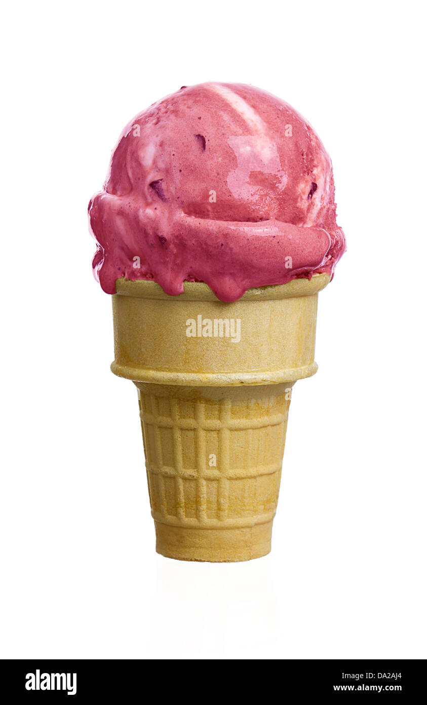 Cono de helado con delicioso helado rosa aislado en blanco. Foto de stock