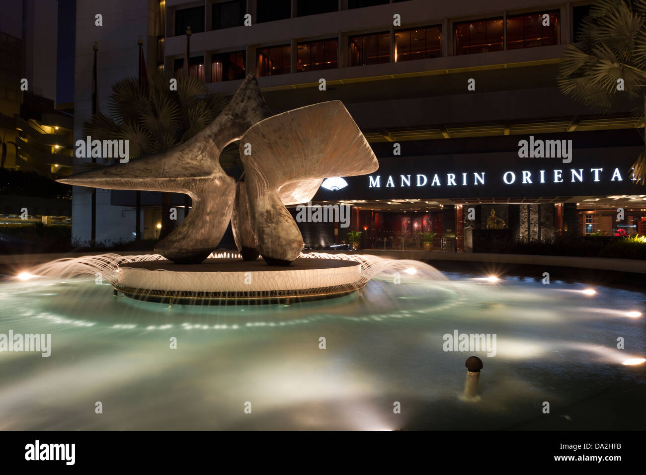 Vista nocturna de la fuente de agua fuera del hotel Mandarin Oriental, Singapore, Asia Foto de stock