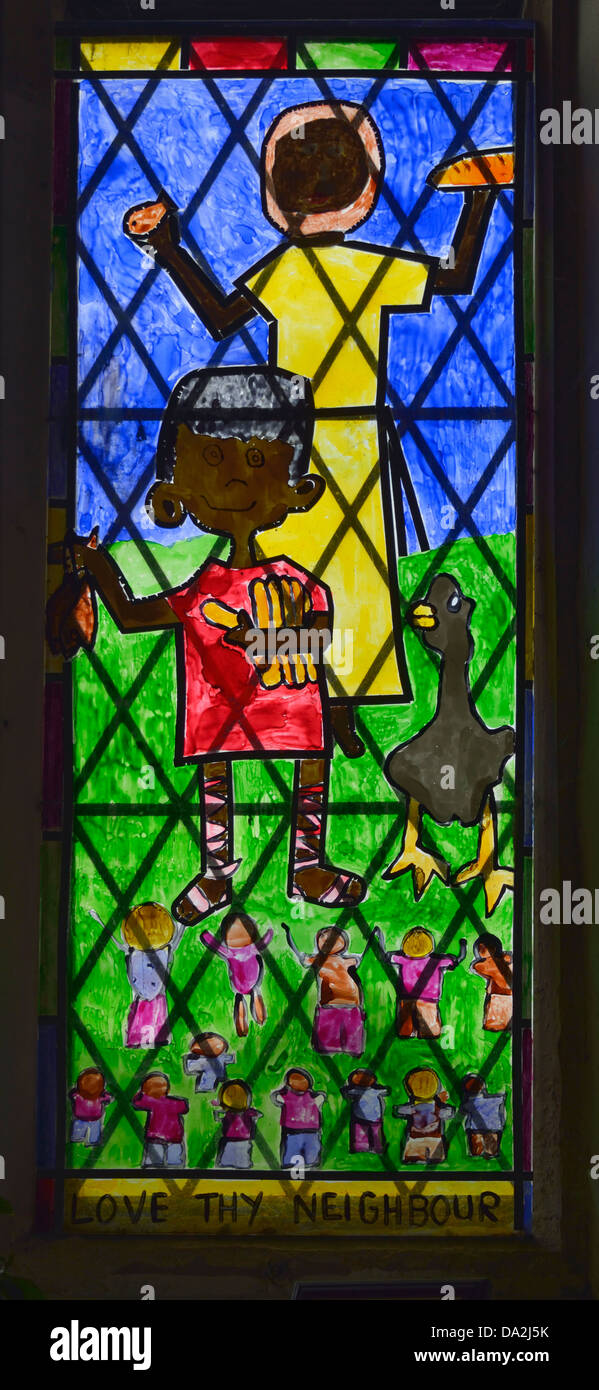 "Ama a tu prójimo', en la ventana. Iglesia de Santa María. Benhall, Suffolk, Inglaterra, Reino Unido, Europa. Foto de stock