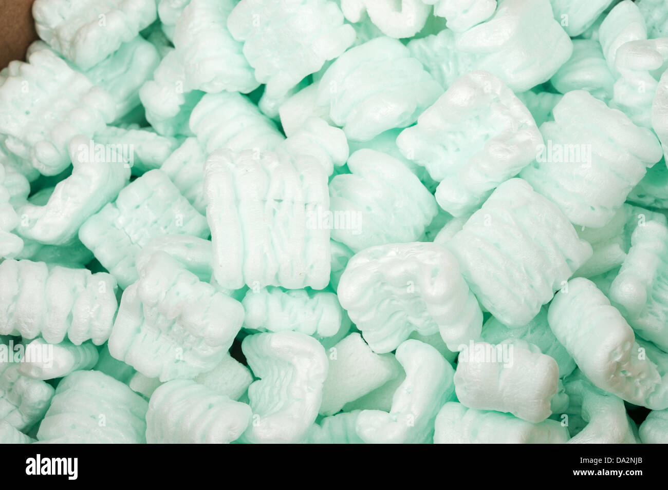 Caja de cartón llena de espuma de estireno cacahuetes de envío Foto de stock