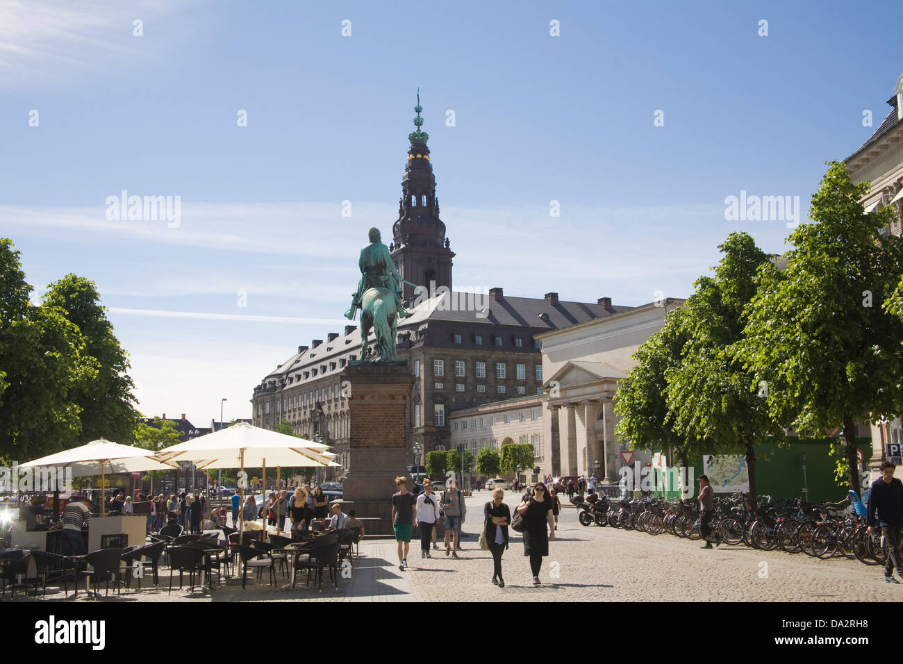 Copenhague, Dinamarca EU mirando desde Hojbro Plads cuadrado con la estatua del obispo Absalón warrier al Palacio de Christianborg Foto de stock