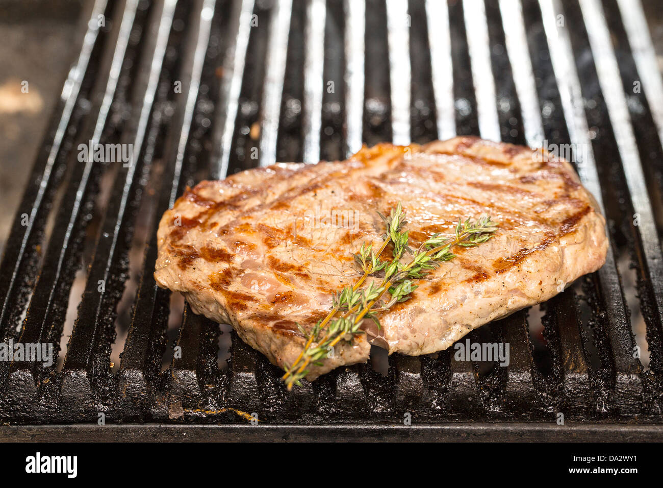 Cocina Bistec De Ternera A La Parrilla En El Restaurante Fotografia De Stock Alamy