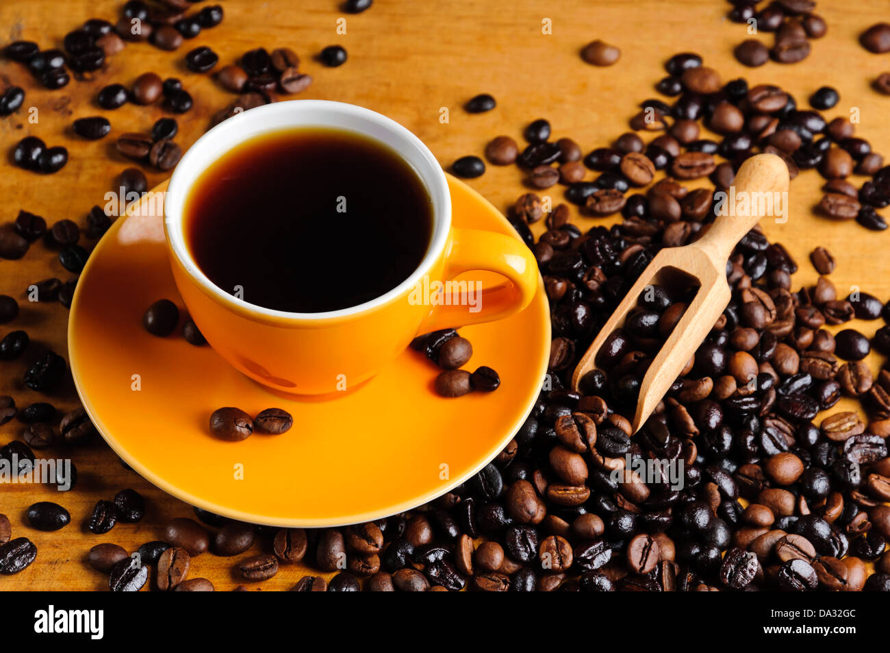 Bodegón con taza de café espresso fresco Foto de stock