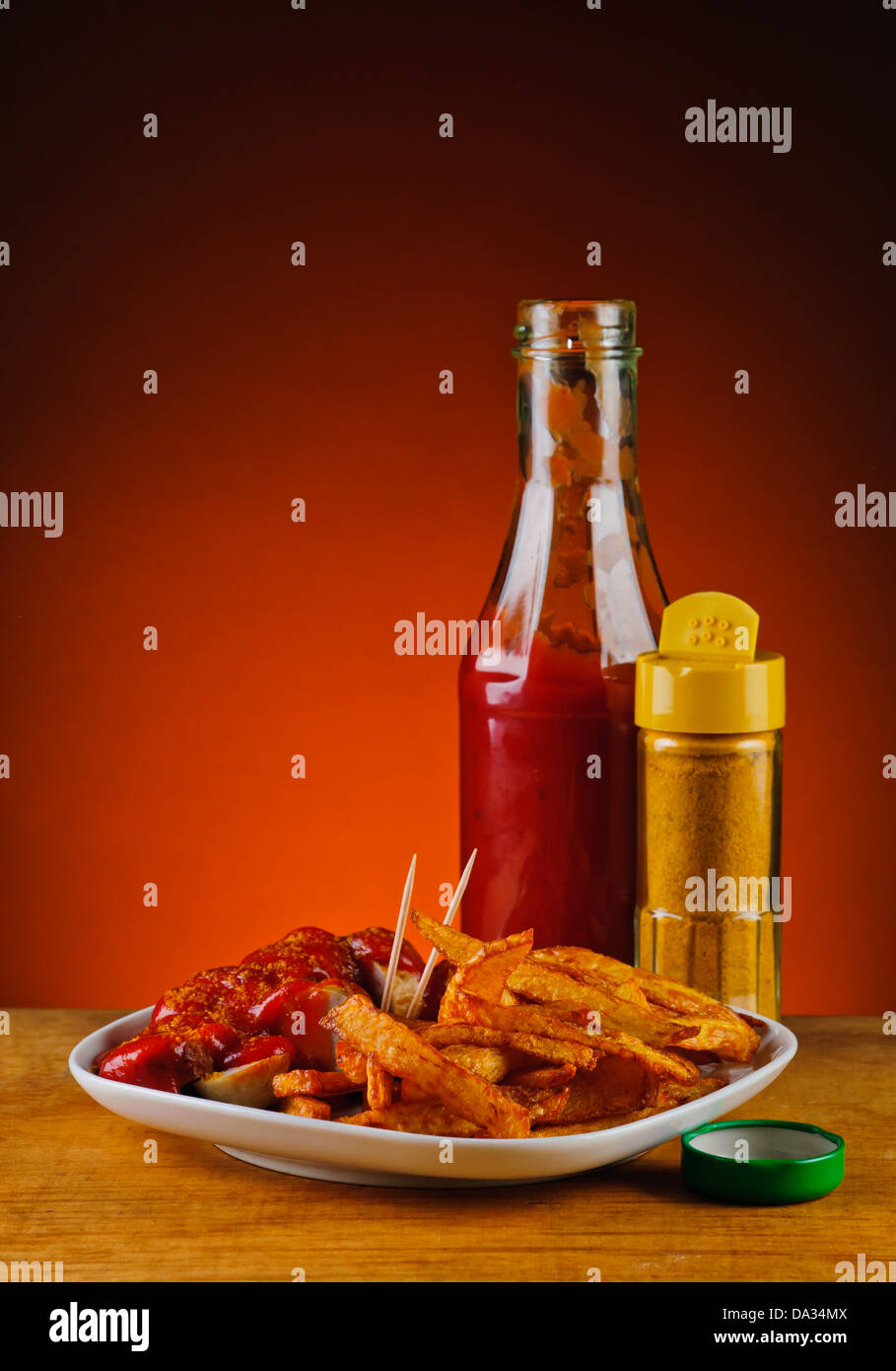 Curry o salchichas currywurst con papas fritas y salsa ketchup. Foto de stock