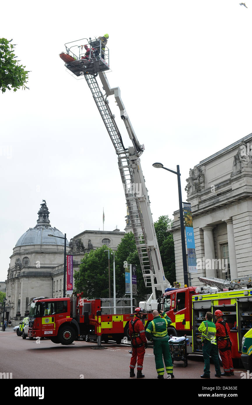 Servicio contra incendios rescate con bomberos / plataforma hidráulica y  escalera giratoria en el techo del Museo Nacional de Cardiff Fotografía de  stock - Alamy