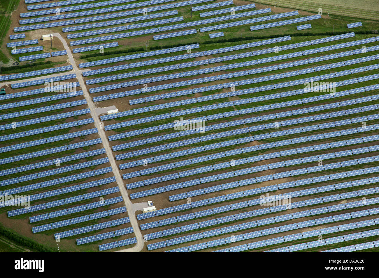 Vista aérea de una granja solar - un campo de paneles solares Foto de stock