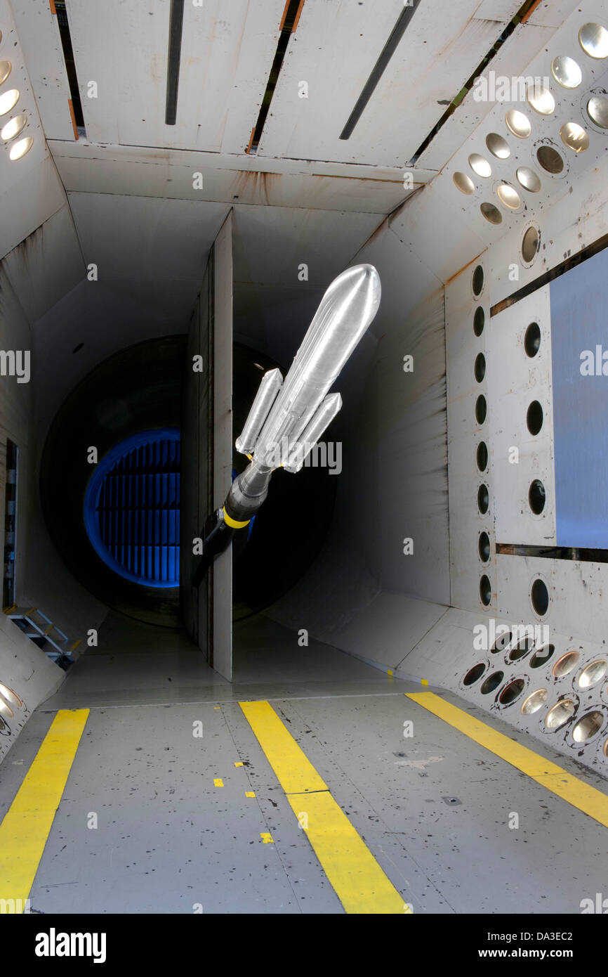 Sistema de lanzamiento espacial de la NASA en Langley modelo buffet del Centro Investigador Transonic dinámica túnel SLS Modelo "vuela" Foto de stock