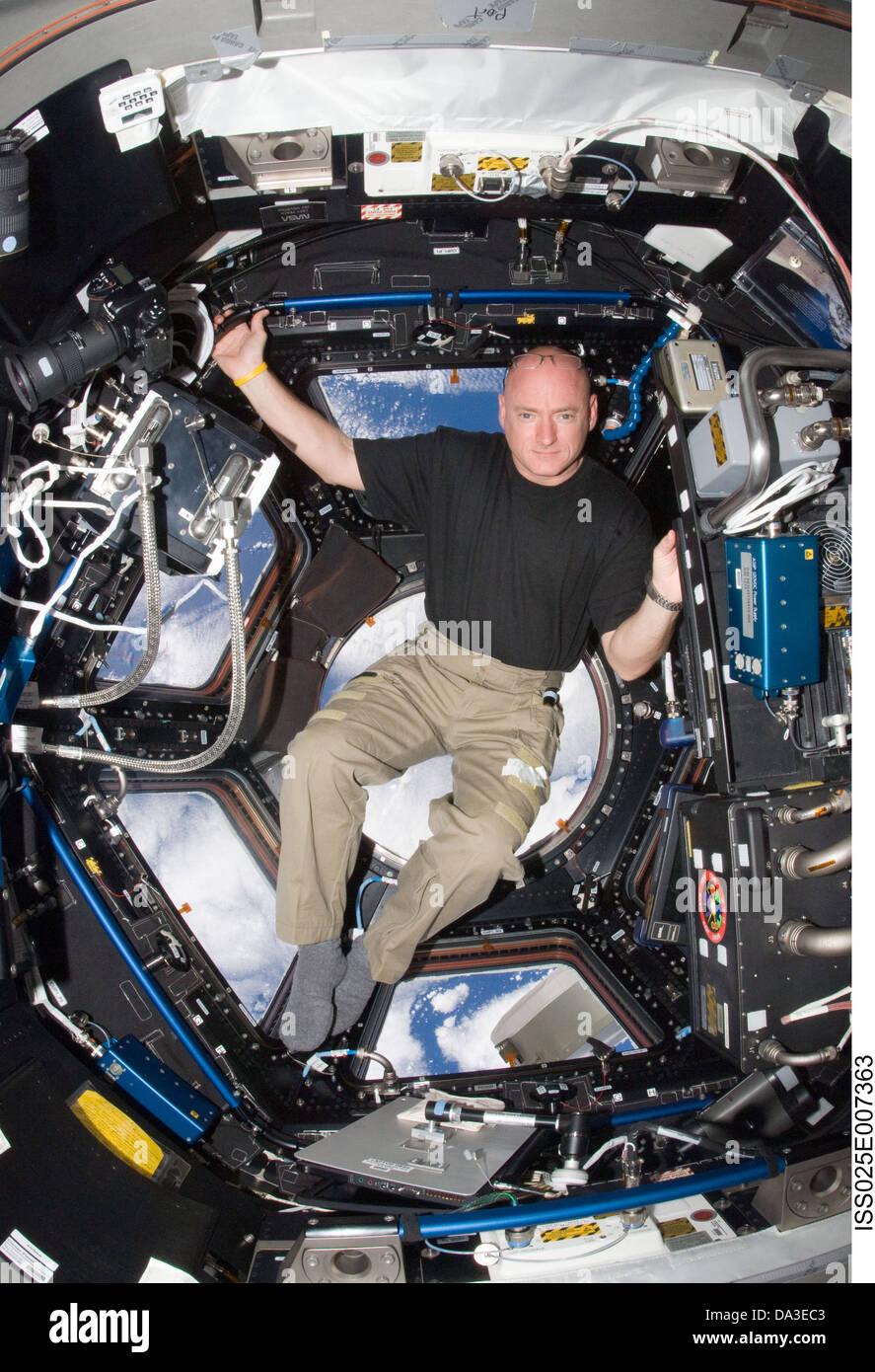 El espacio de la NASA, astronauta de la Estación Espacial Internacional el Comandante Scott Kelly, ingeniero de vuelo de la expedición 25 en la cúpula Foto de stock