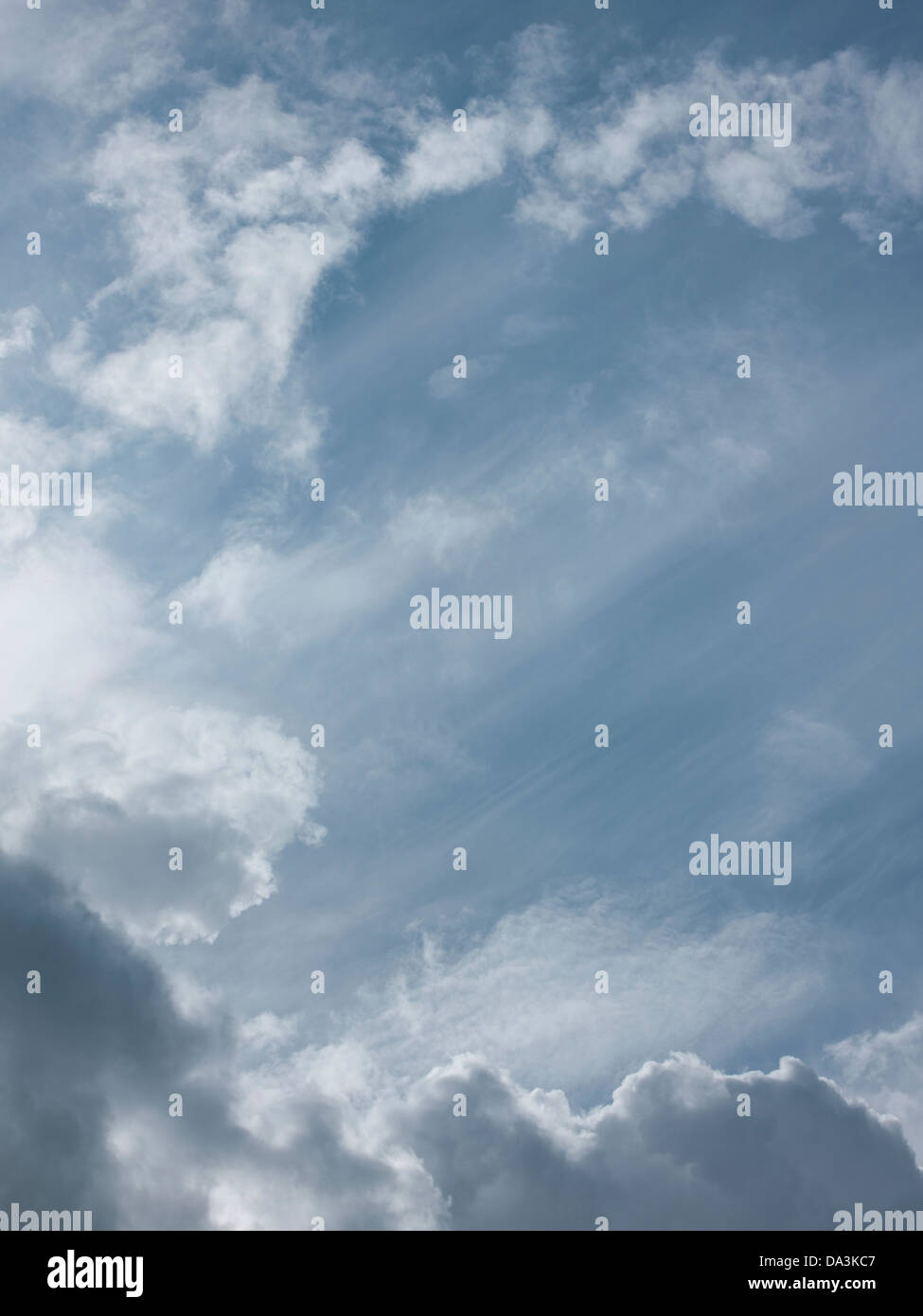 Cielos azules con clounds Foto de stock