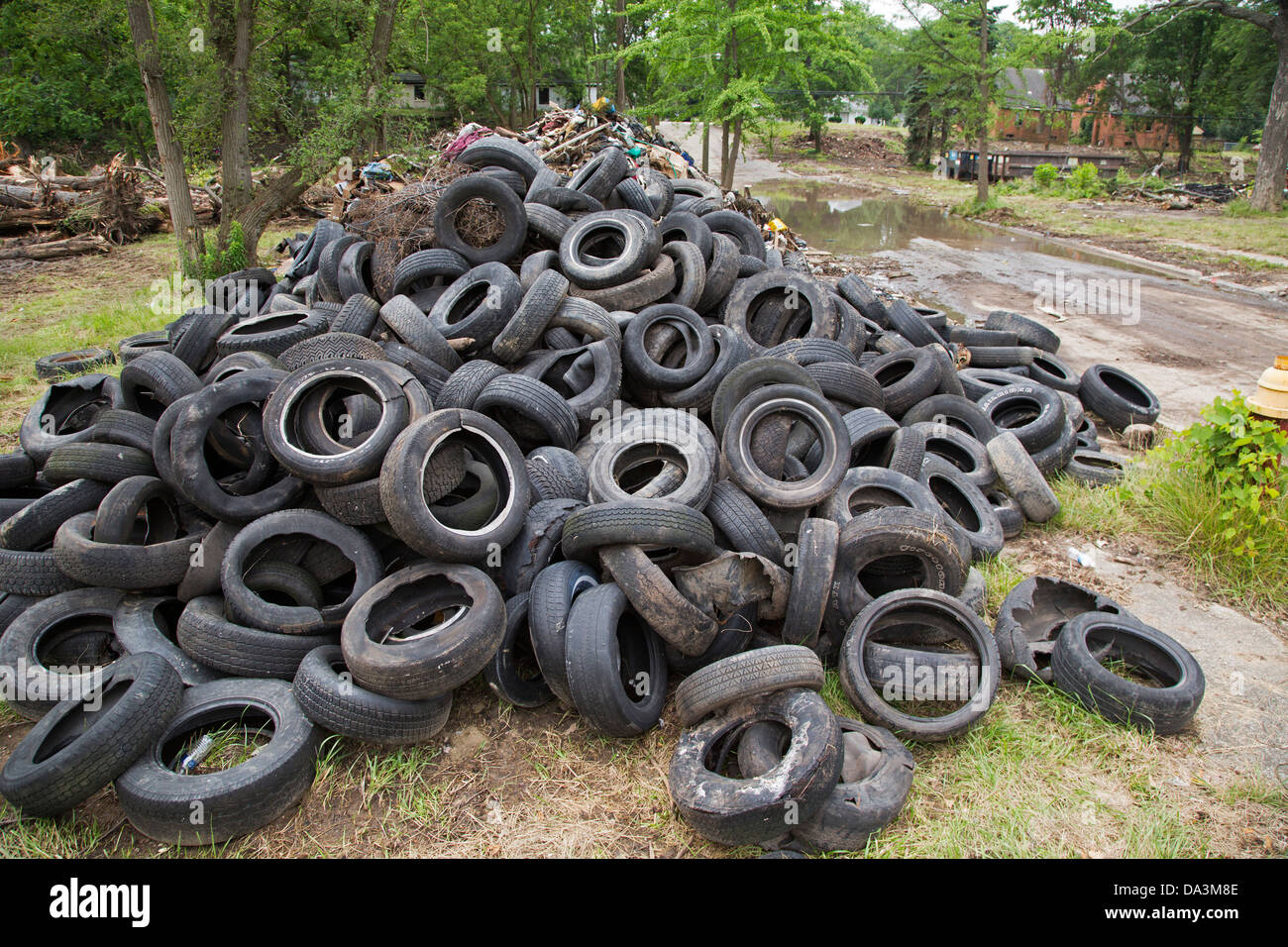 Cientos de neumáticos esperan a disposición como la autoridad de Blight Detroit limpia 14 cuadras del barrio Brightmoor. Foto de stock