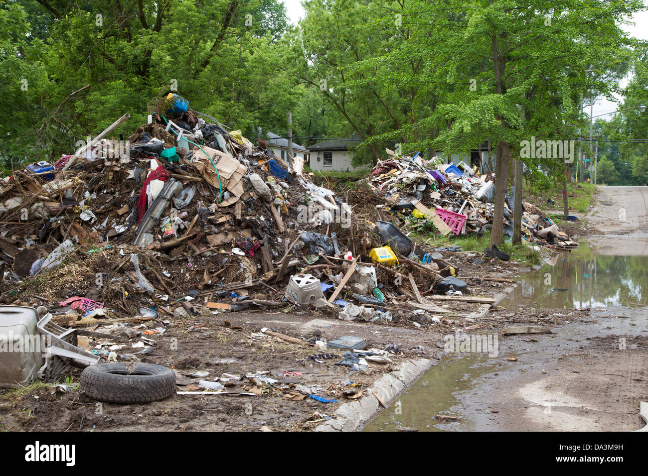 Los montones de basura esperan a disposición como la autoridad de Blight Detroit limpia 14 cuadras del barrio Brightmoor. Foto de stock