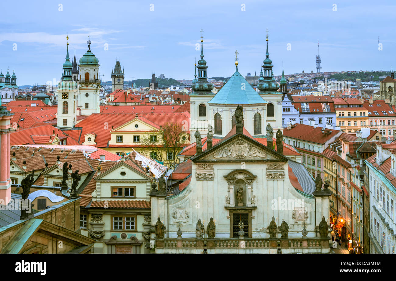 Los tejados y chapiteles, Old Town, Praga Foto de stock