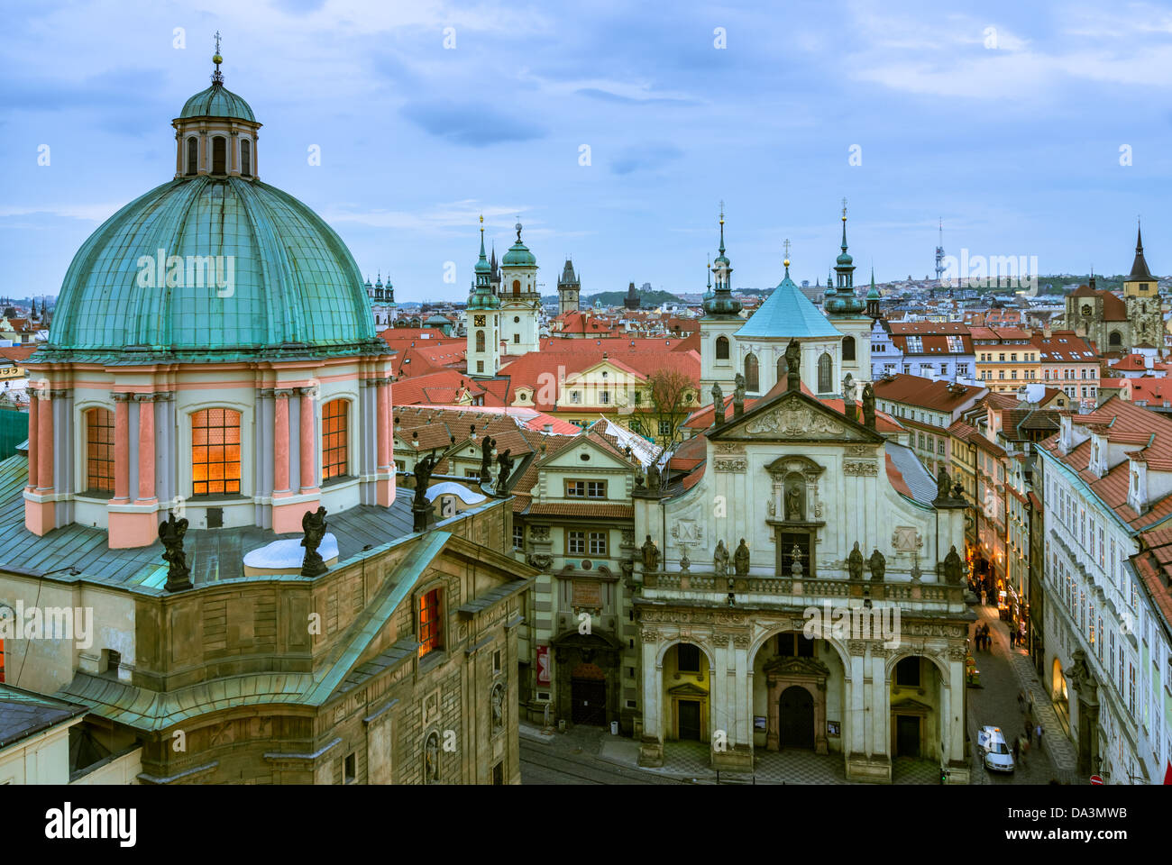 Los tejados y chapiteles, Old Town, Praga Foto de stock